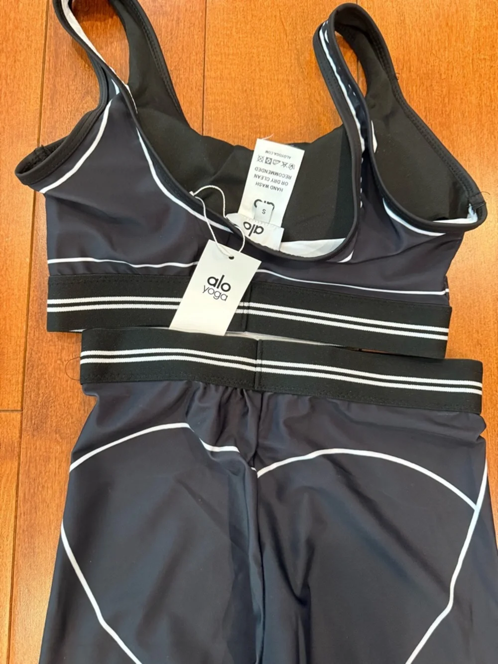 Alo Yoga Black Legging and Sports Bra Set with White Piping - Picture 4 of 4